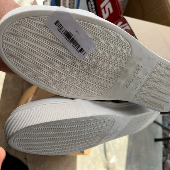 Women’s size 11 casual sneakers by Kaanas - Picture 2 of 3